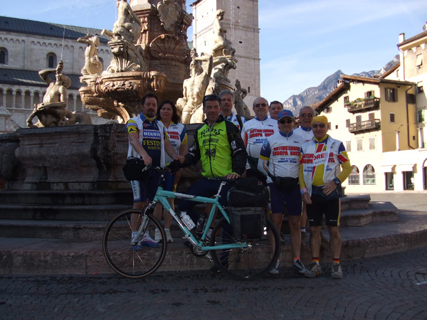 15. Gruppo di amatori che come quasi tutti, hanno preso il treno x Il Brennero x poi scendere in bici con il vento a favore lungo la ciclabile