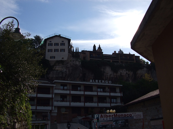 16. nella città si vedono angoli esclusivi …come gli…spazi “carpiti” alla montagna