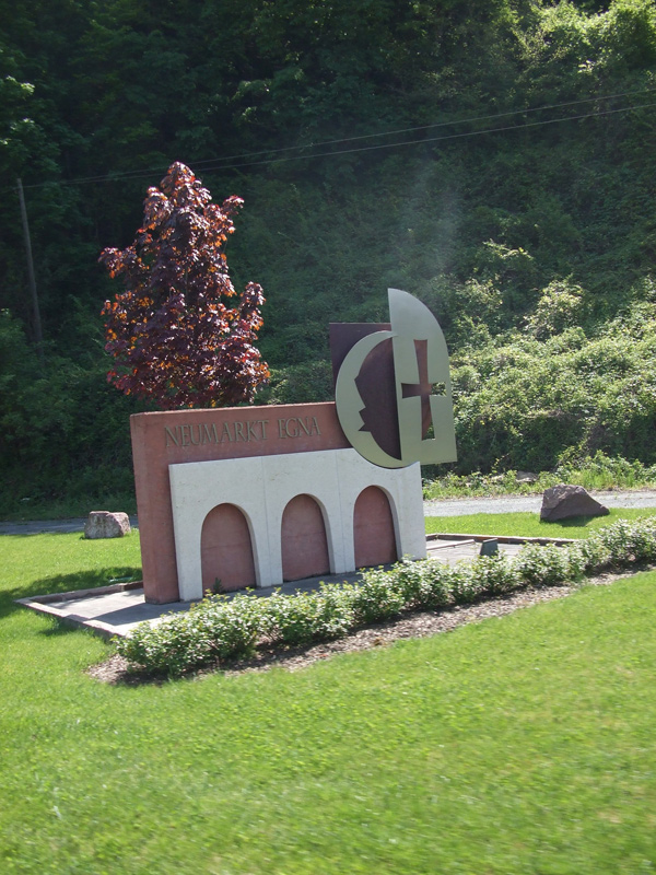 23. con costruzioni …misteriose… Neumarkt Egna  fino ad arrivare a…Bolzano e qui la ciclabile si perde .