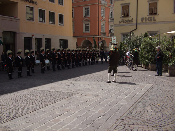 28. …perfino quelli della Lega dei «tiratori scelti» (Schützen). del Sud Tirolo