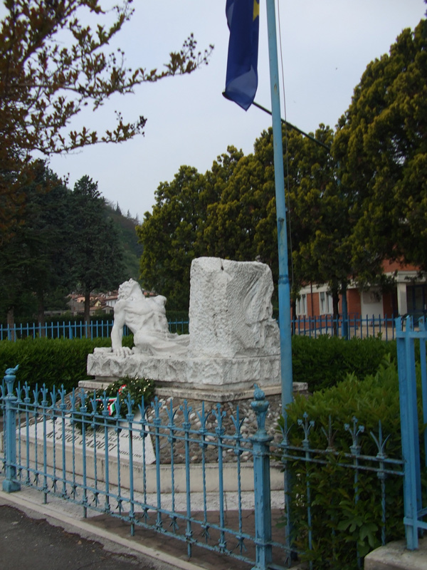 29.”S-copro” un bel Monumento per i Caduti …sorge un dubbio… per la guerra o per il lavoro