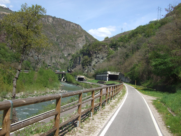 38. riprendo la ciclabile.. anche qui gallerie