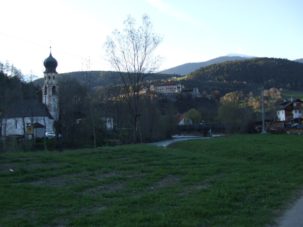 49. S Lorenzo . Dopo diversi su e giù spezza gambe raggiungo la periferia di Brunico