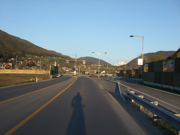 58.. si fa sera ormai e perfino le ombre e non solo i km si allungano