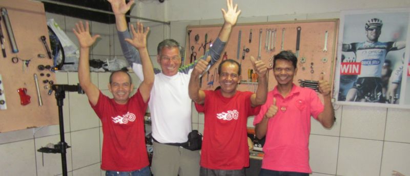 1. IMG_9740…. Brasilia ennesimo guasto alla bici, incontri 3 meccacini sordomuti e con con le dita conto 123 e poi urliamo ale….senza voce ma con potenza e allegria