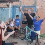 IMG_0857...al rientro 15  km faccio un ola per illuminarmi...da notare la Signora che con le mani occupate alza le gambe