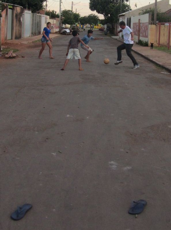 IMG_0953…rientro a campo Grande e nel quartiere indigeno gioco a calcio