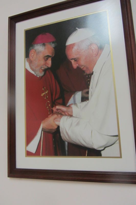 IMG_2490…chiedo di chi è quella faccia simpatica e  vestito di bianco accanto al Monsignor Ghisalberti