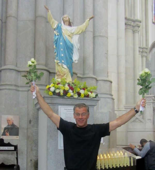 100. IMG_5390..faccio fare un ola pure alla Virgen ..una ola della madonna..la stessa sembra dire …ma da dove mai sbuca questo…