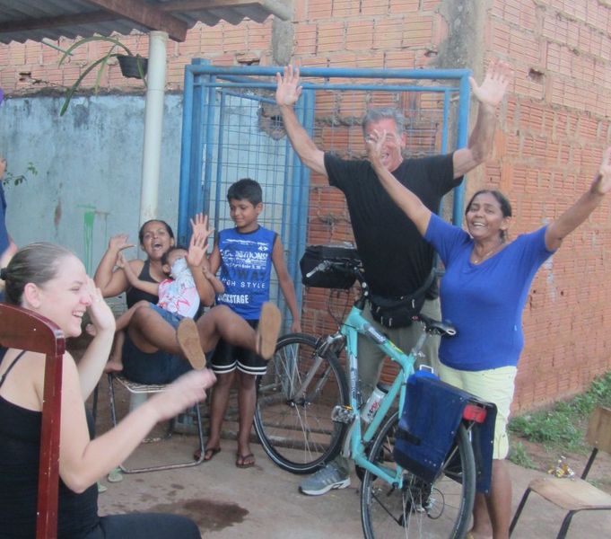 154. IMG_0857…al rientro in città circa 15  km faccio un ola per illuminarmi…da notare la Signora che con le mani occupate alza le gambe