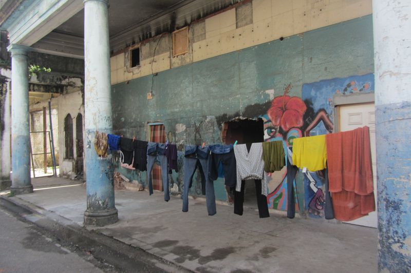 371. da Panama a Colon  su di una autostrada deserta tanto che poco prima del nostro passaggio hanno rapinato l’ennesimo autobus  IMG_9985