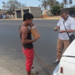 411. IMG_2479.Caracas ..la bottiglietta d'acqua costa di più di 4 litri di benzina = tutti si improvisano tassisti