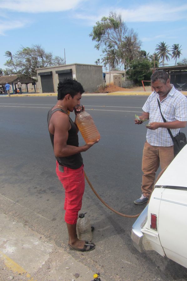 411. IMG_2479.Caracas ..la bottiglietta d’acqua costa di più di 4 litri di benzina = tutti si improvisano tassisti