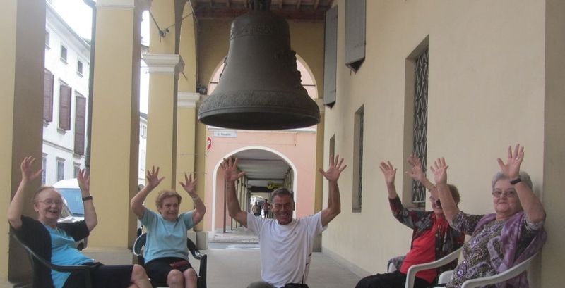 578. IMG_8240…la famosa campana di Brescello e le altrettanto famose e simpatiche Comarine
