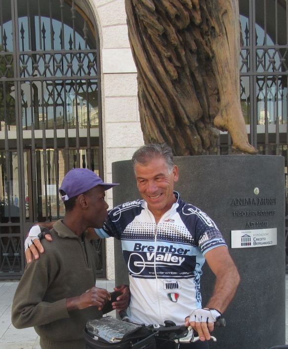 602. IMG_8768..in punta di piedi rietnro nella mia città ..e trovo Francis un vero ANGELO