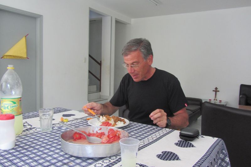 61. IMG_4091..mangio da Re con le bambine dell’orfanotrofio