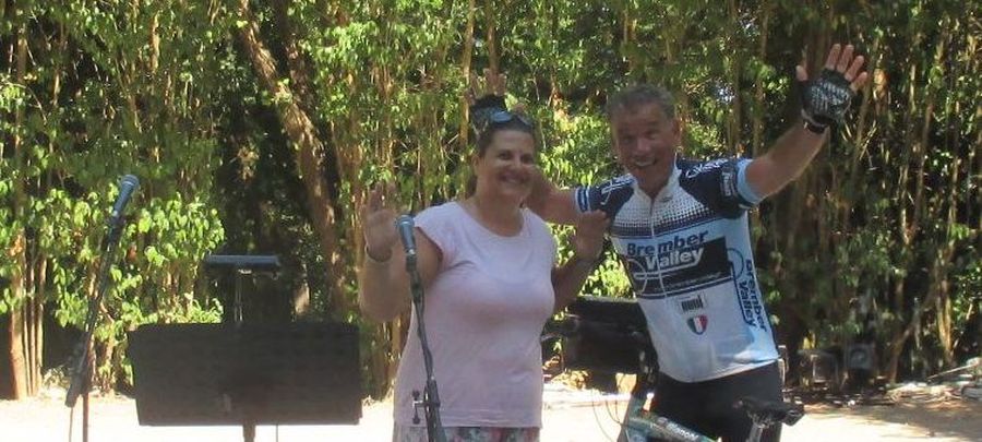 IMG_7612…un ola con la famosa cantante greca…pure io canto… solo quando pedalo solo