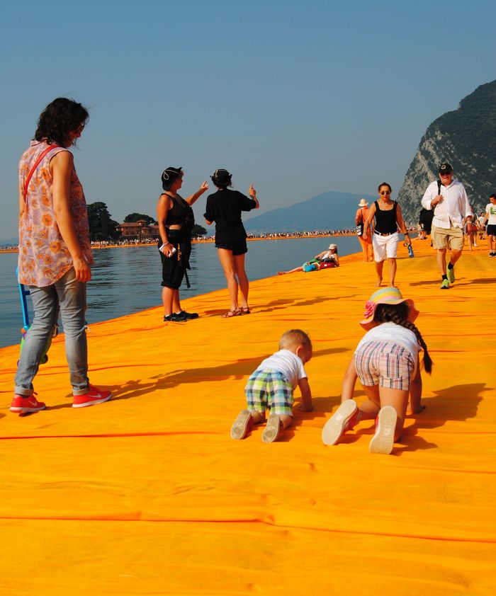 36..sotto l’occhio vigile della sorellina